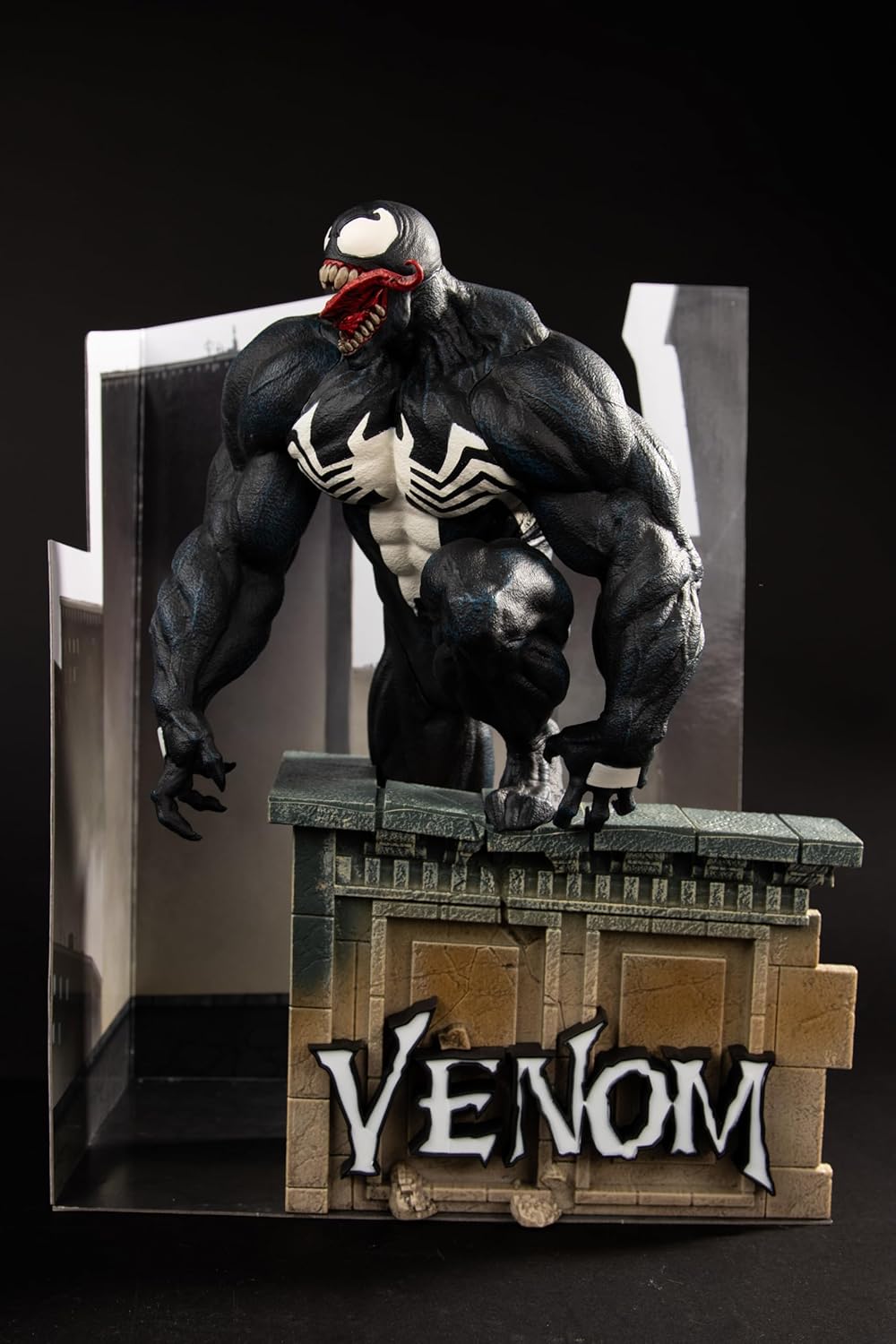 [Pre-Order] McFarlane Toys - Marvel Venom 1:6th Scale Collectible with Scene & Comic