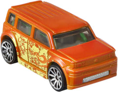 Hot Wheels Toy Car, 1:64 Scale Color Shifters Vehicle with Repeat Color Change (Styles May Vary)