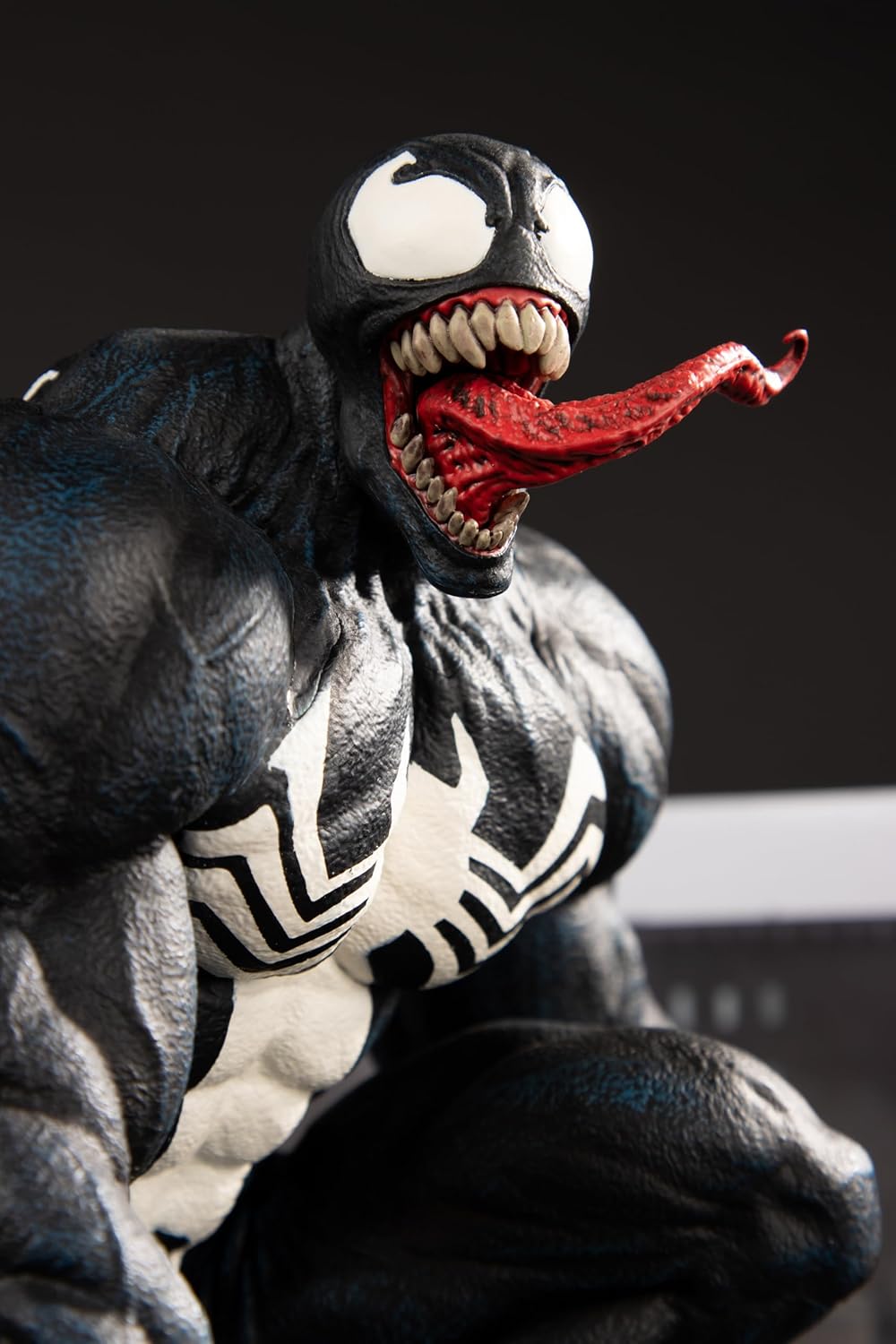 [Pre-Order] McFarlane Toys - Marvel Venom 1:6th Scale Collectible with Scene & Comic