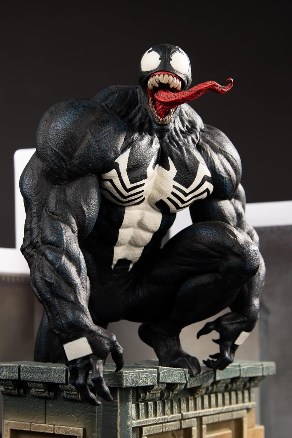 [Pre-Order] McFarlane Toys - Marvel Venom 1:6th Scale Collectible with Scene & Comic