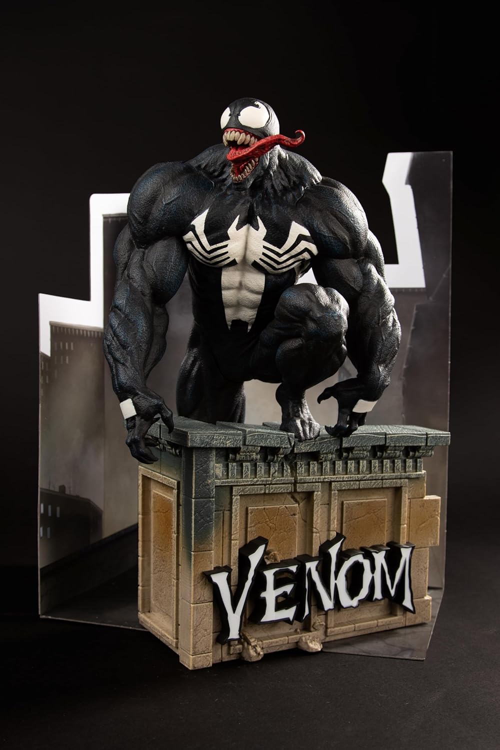 [Pre-Order] McFarlane Toys - Marvel Venom 1:6th Scale Collectible with Scene & Comic