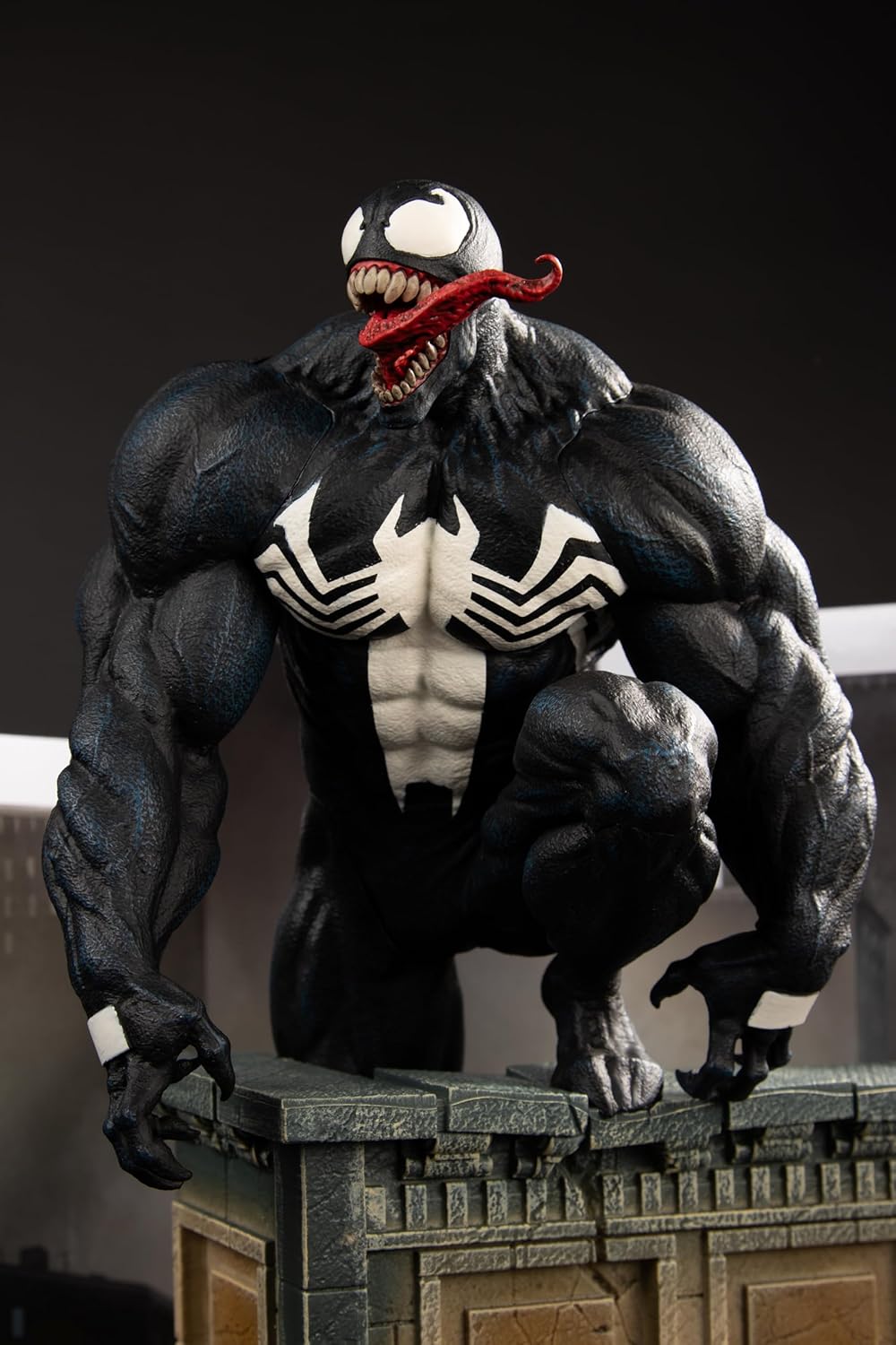 [Pre-Order] McFarlane Toys - Marvel Venom 1:6th Scale Collectible with Scene & Comic