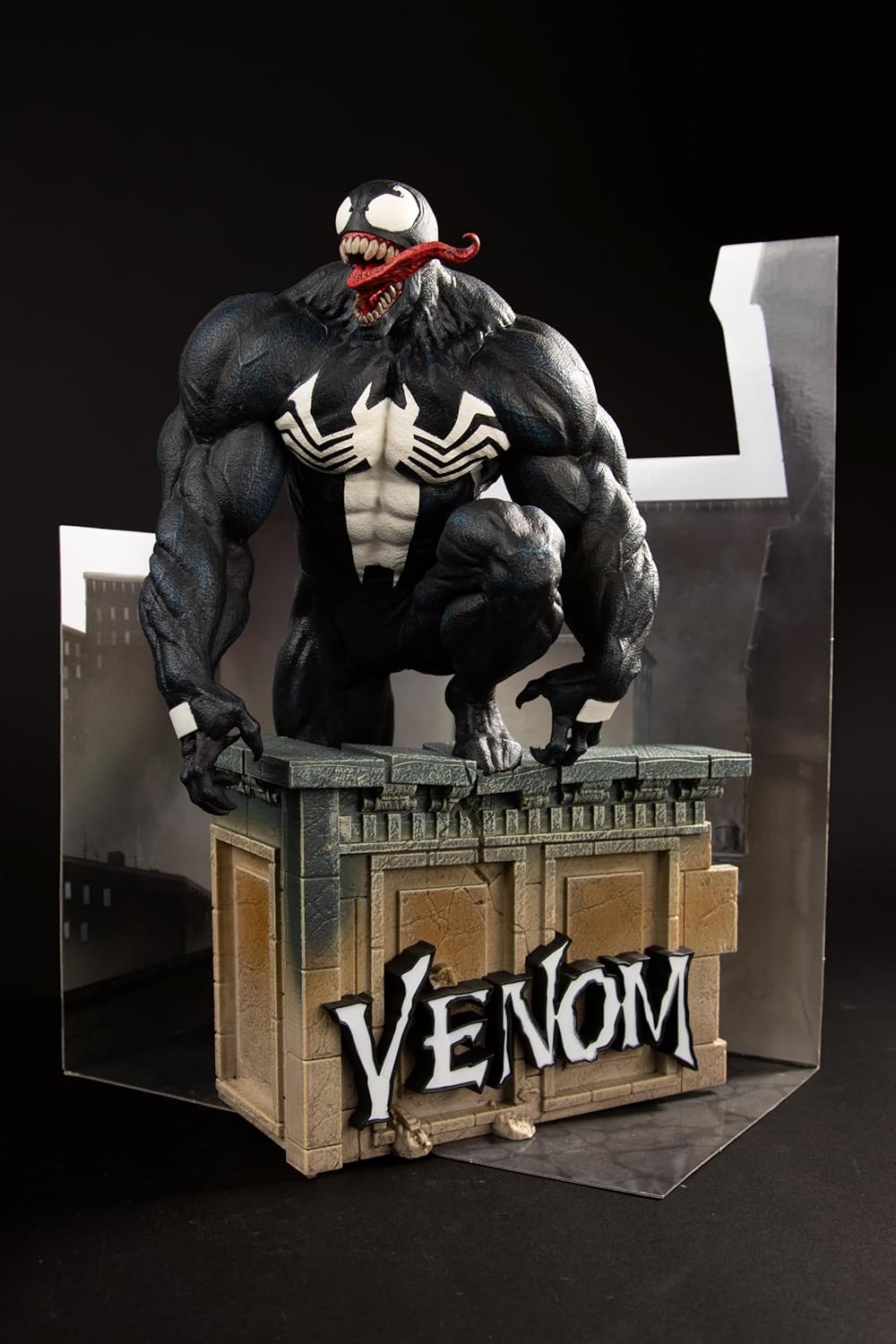 [Pre-Order] McFarlane Toys - Marvel Venom 1:6th Scale Collectible with Scene & Comic