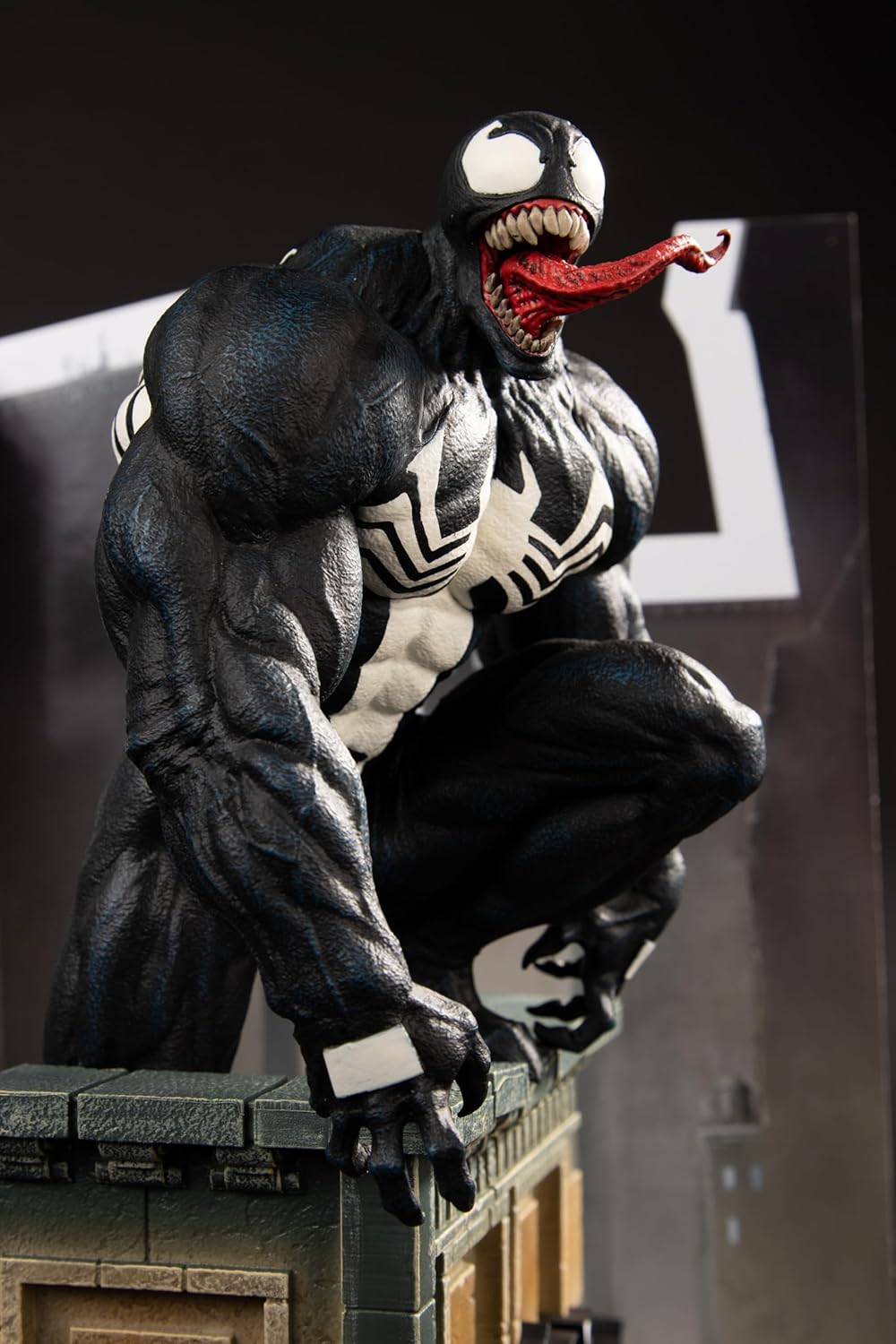 [Pre-Order] McFarlane Toys - Marvel Venom 1:6th Scale Collectible with Scene & Comic