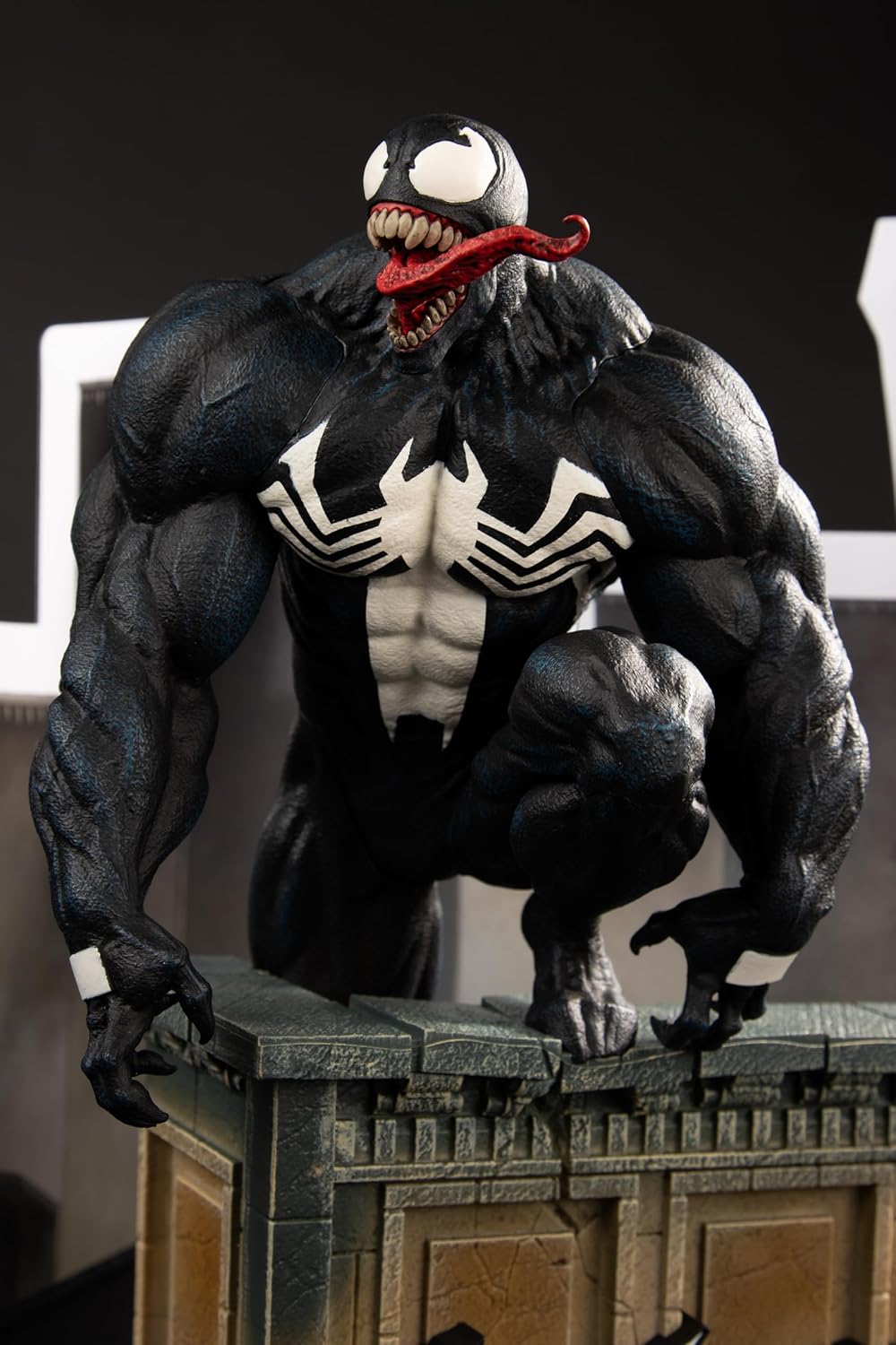 [Pre-Order] McFarlane Toys - Marvel Venom 1:6th Scale Collectible with Scene & Comic